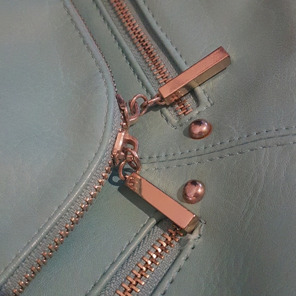 Call it Spring aqua crossbody bag - Picture 5 of 6